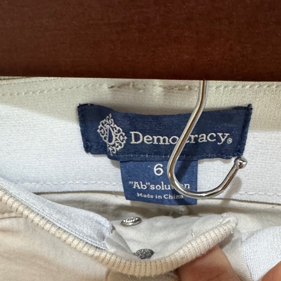 Democracy Women's Capris in Cream Democracy Size 6 - Picture 2 of 8